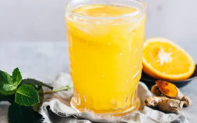 Infusão fria de Tulsi Peppermint com gengibre, açafrão-da-índia e laranja