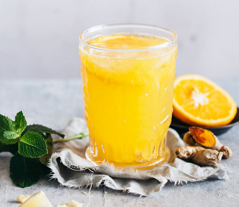 Infusão fria de Tulsi Peppermint com gengibre, açafrão-da-índia e laranja